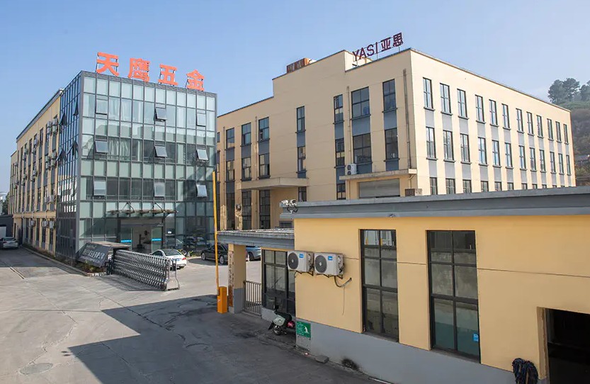 Prozkoumejte technologii uzavírání svorek pro uzavírání kartonů
